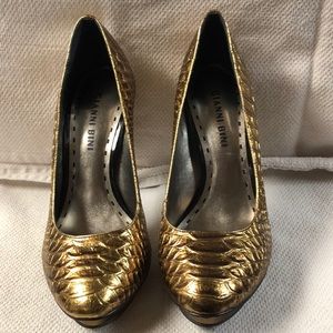 NWOT golden bronze heels
